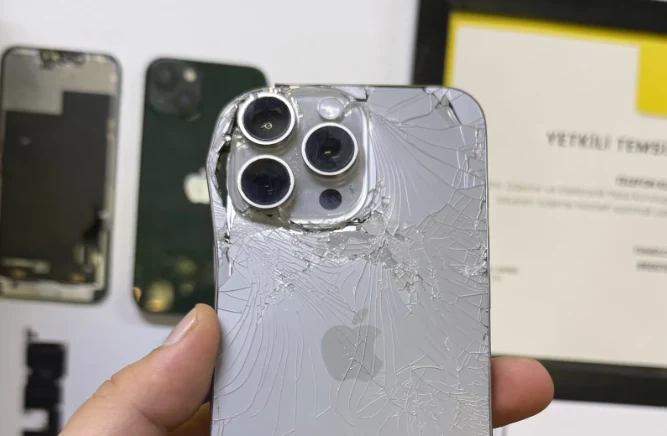 TelefonKuryen mağazasında tamir edilen bir iPhone
